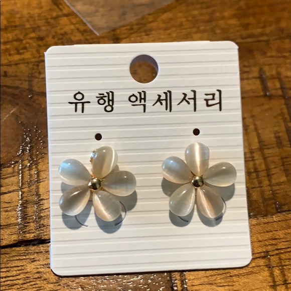 Jewelry - 3/$10 NEW earrings tiger eye  stone flowers